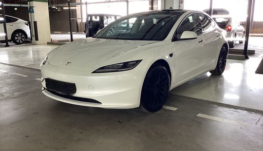 Tesla • Model 3