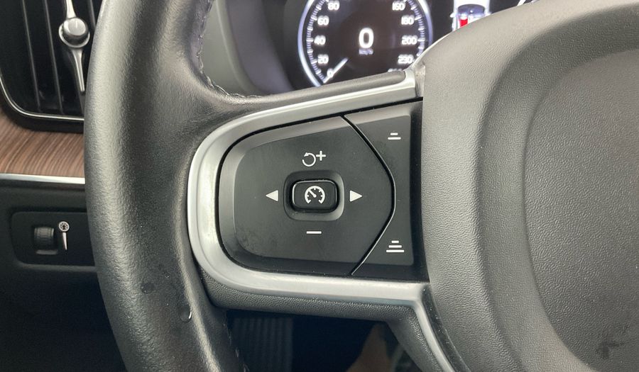 Volvo Xc60 2.0 T5 250 FWD MOMENTUM AUTO Suv 2021