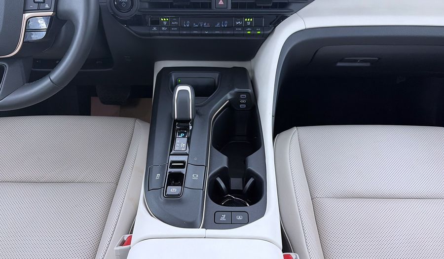 Toyota Crown 2.4 HEV LTD AUTO PLATINUM RA Sedan 2023