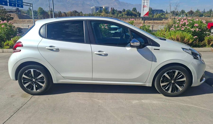Peugeot 208 1.2 PURETECH 110 HP AUTO SIGNATURE + Hatchback 2020