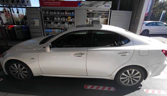 Lexus • IS