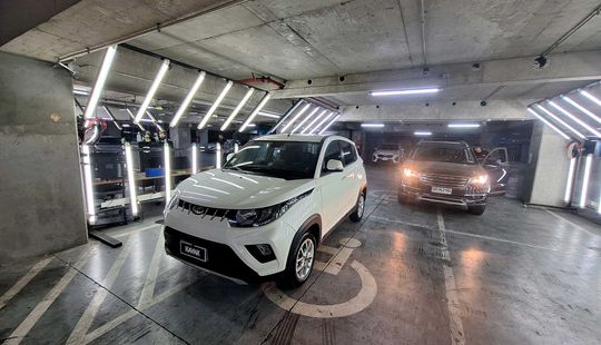 Mahindra • Kuv 100