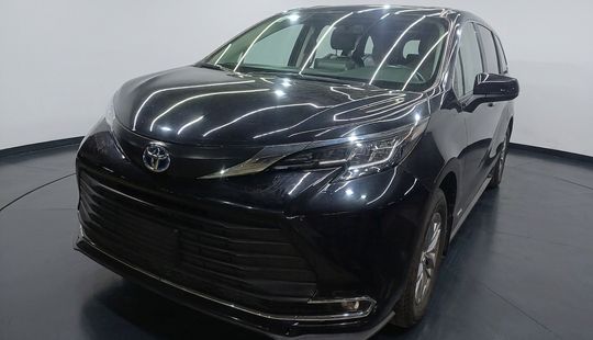 Toyota • Sienna