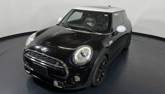 2018 • 76,570 km • Automático