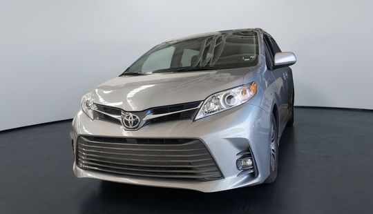 Toyota • Sienna