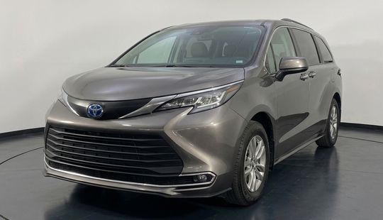 Toyota • Sienna