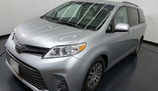 Toyota • Sienna