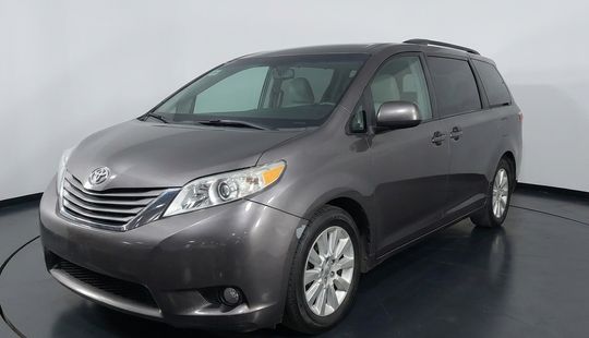 Toyota • Sienna
