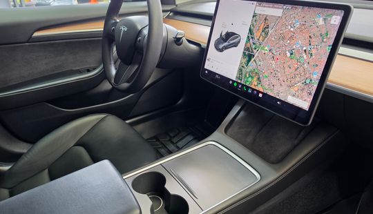 Tesla • Model 3