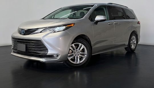 Toyota • Sienna