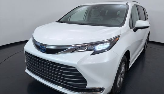 Toyota • Sienna