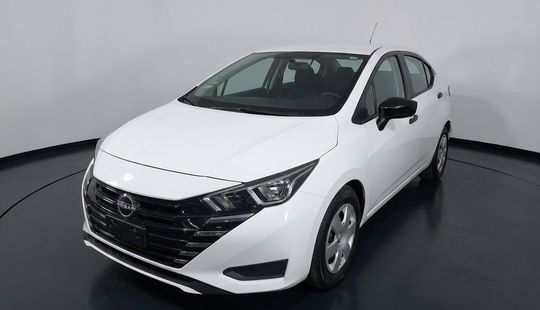 Nissan • Versa