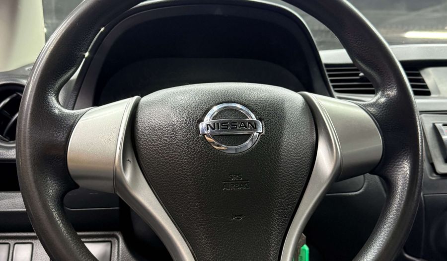 Nissan Np300 2.5 ESTACAS TM DH PAQ. SEG. 6VEL Pickup 2018