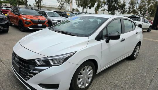 Nissan • Versa
