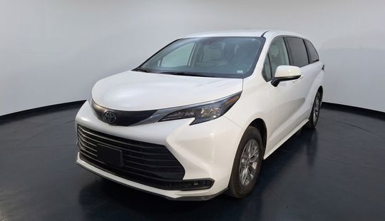 Toyota • Sienna