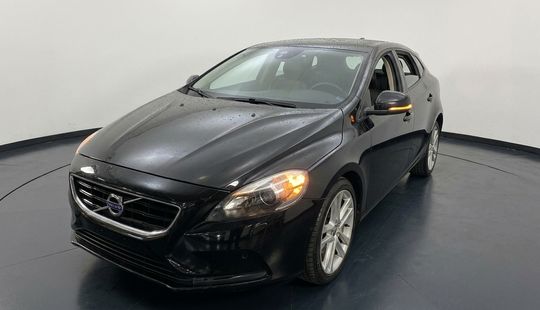 Volvo • V40
