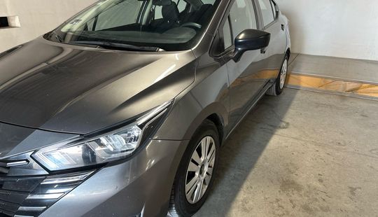 Nissan • Versa