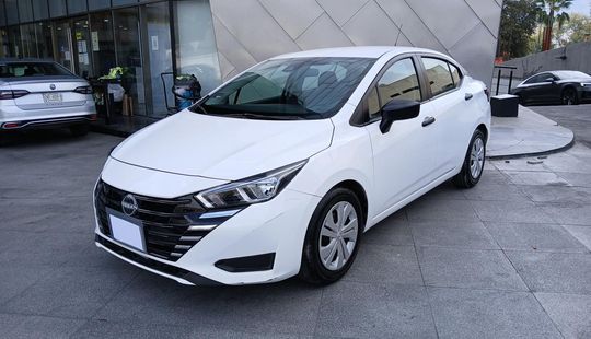 Nissan • Versa