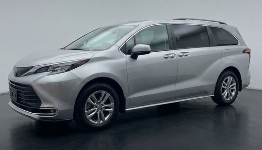 Toyota • Sienna