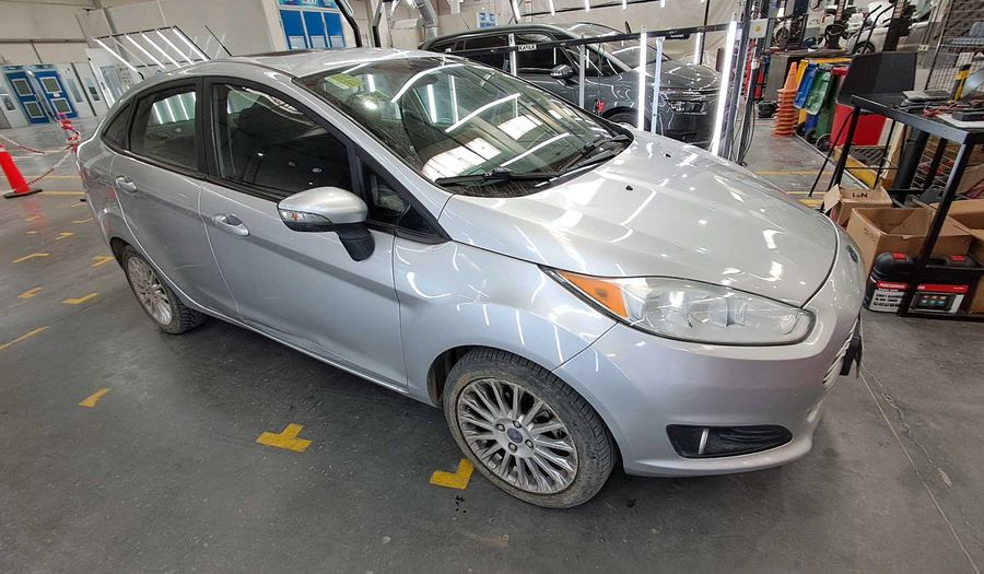 Ford Fiesta Kinetic Design 1.6 SE PLUS Sedan 2015