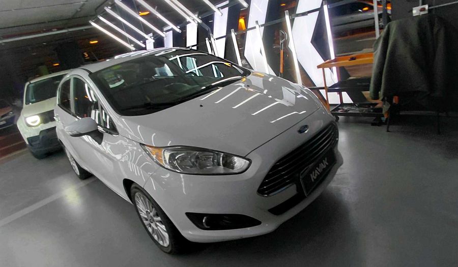 Ford Fiesta Kinetic Design 1.6 16V TITANIUM Hatchback 2016