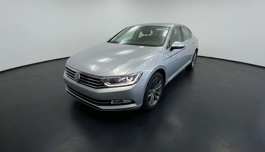 Volkswagen • Passat