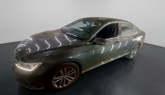 Volkswagen • Passat