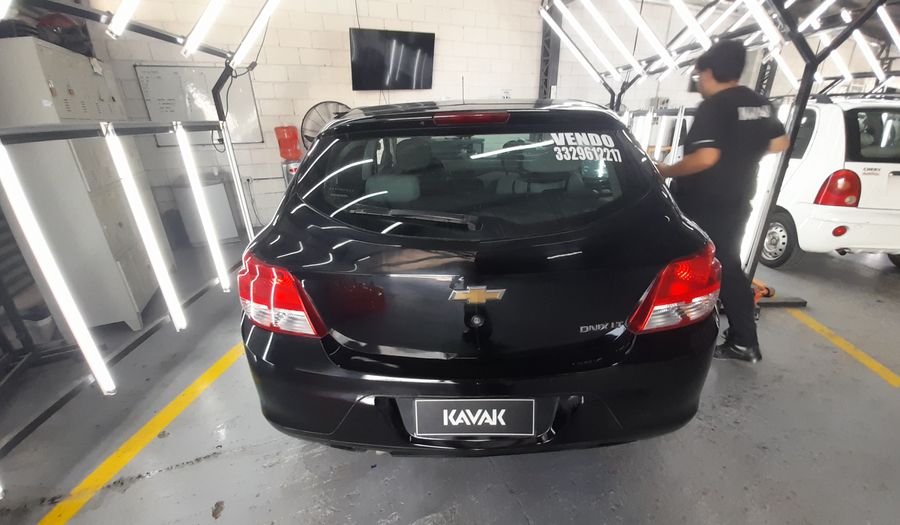 Chevrolet Onix 1.4 LT Hatchback 2016