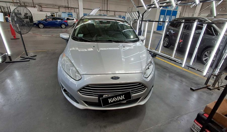 Ford Fiesta Kinetic Design 1.6 SE PLUS Sedan 2015