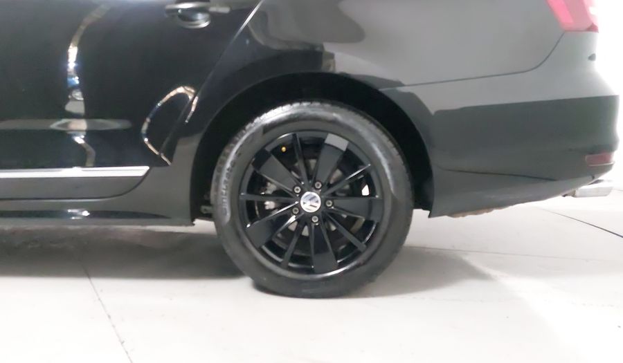Volkswagen Jetta 2.5 COMFORTLINE MT BOLSAS AIRE DEL. Sedan 2017