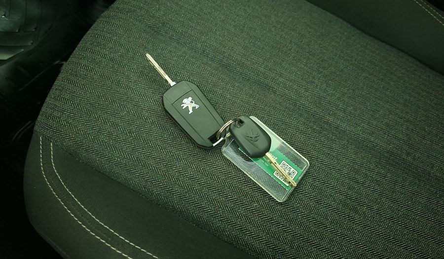 Peugeot 208 1.2 PURETECH 75 HP STYLE Hatchback 2024