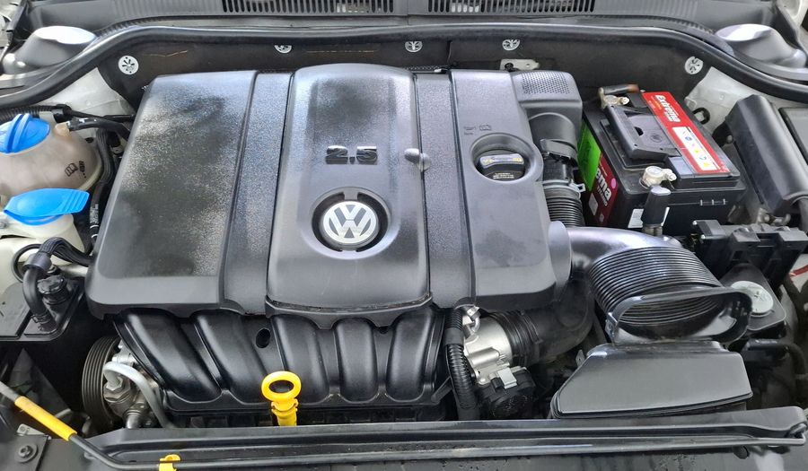 Volkswagen Jetta 2.5 TRENDLINE TIPTRONIC Sedan 2015