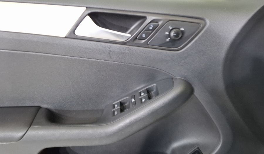 Volkswagen Jetta 2.5 TRENDLINE TIPTRONIC Sedan 2015