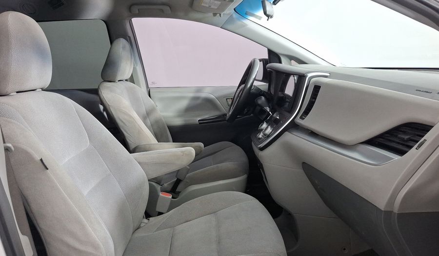 Toyota Sienna 3.5 CE AT Minivan 2015