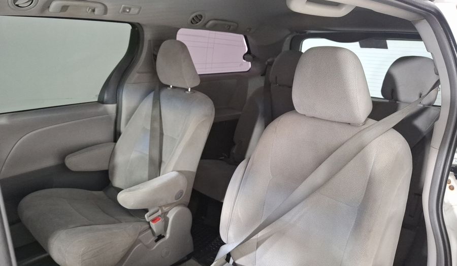 Toyota Sienna 3.5 CE AT Minivan 2015