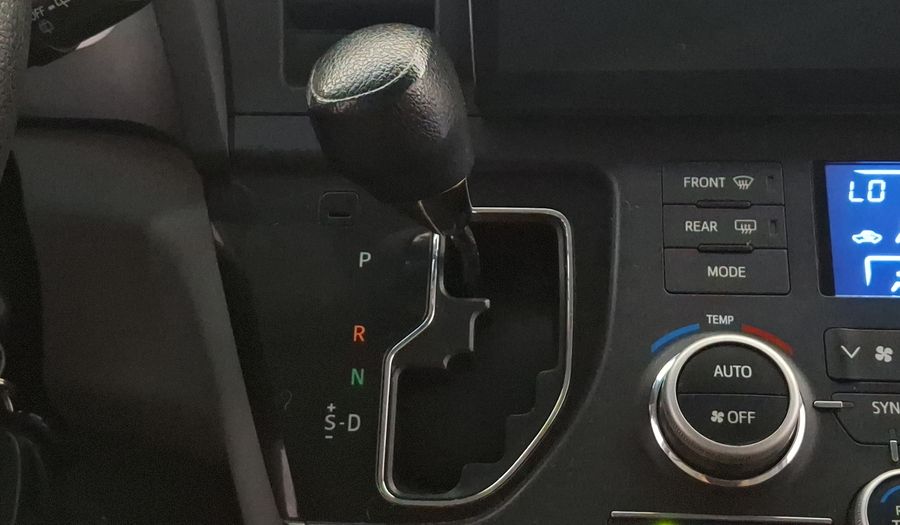 Toyota Sienna 3.5 CE AT Minivan 2015