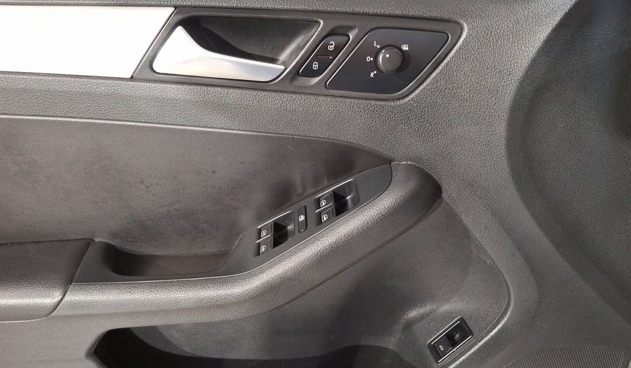 Volkswagen Jetta 2.5 SPORT PAQ WELTRADIO TECHO TIPTRONIC Sedan 2012