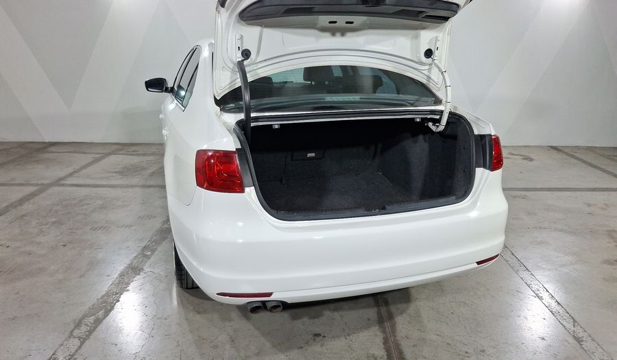 Volkswagen Jetta 2.5 SPORT PAQ WELTRADIO TECHO TIPTRONIC Sedan 2012