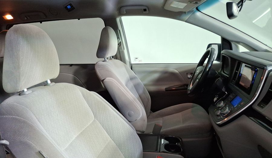 Toyota Sienna 3.5 XLE AT Minivan 2017