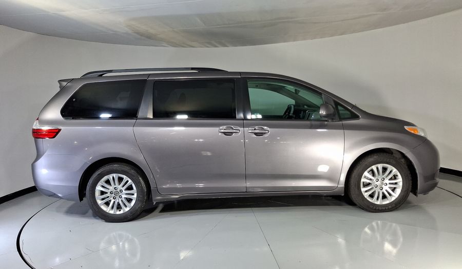 Toyota Sienna 3.5 XLE AT Minivan 2017