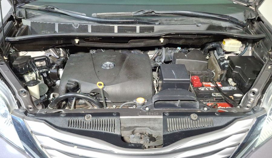 Toyota Sienna 3.5 XLE AT Minivan 2017