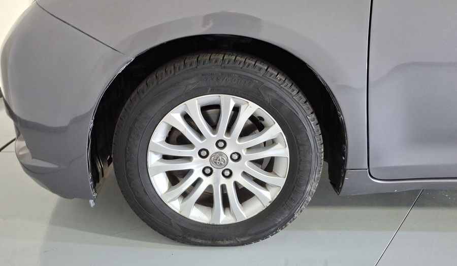 Toyota Sienna 3.5 XLE AT Minivan 2017