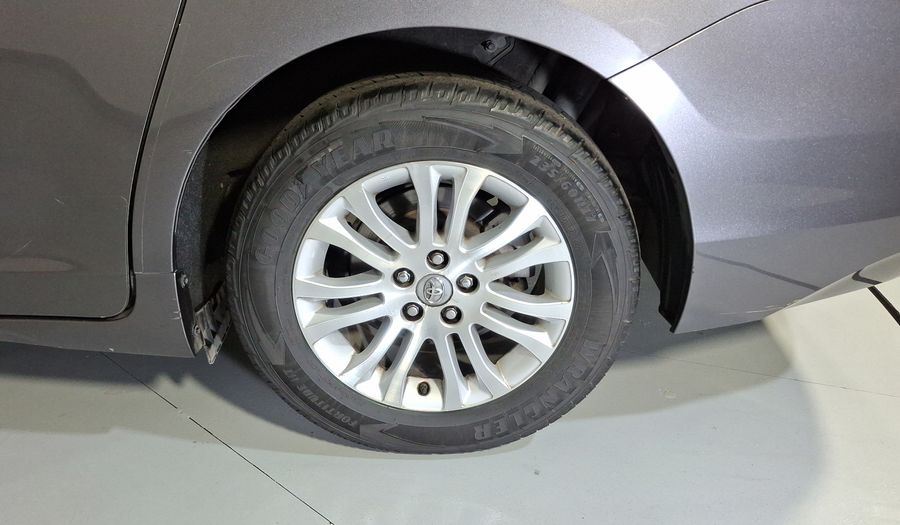 Toyota Sienna 3.5 XLE AT Minivan 2017
