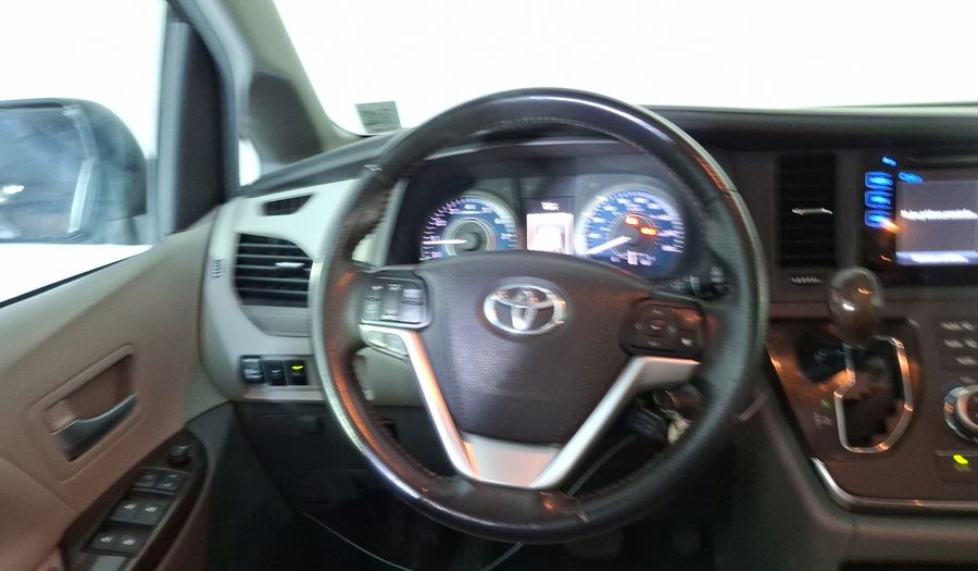Toyota Sienna 3.5 XLE AT Minivan 2017