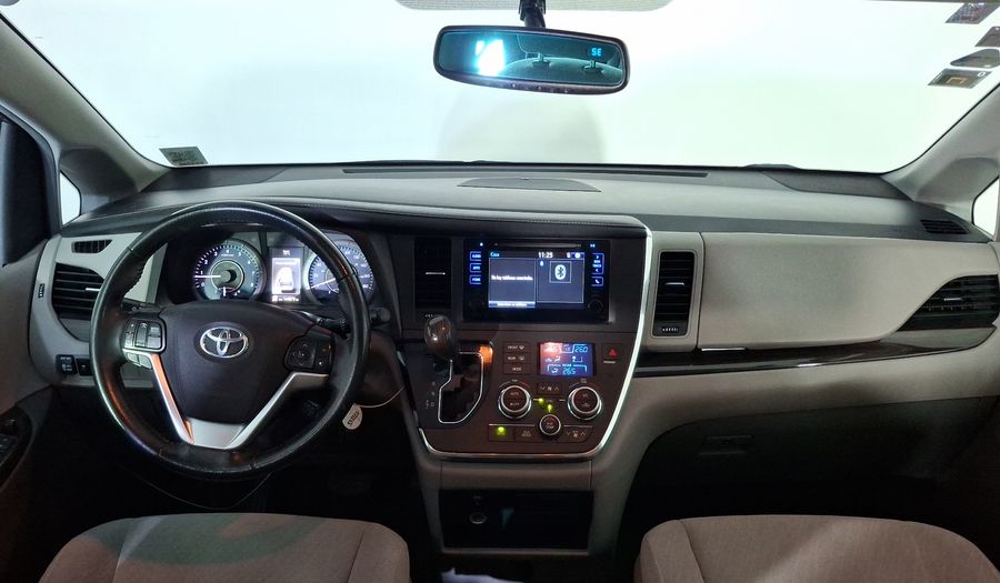 Toyota Sienna 3.5 XLE AT Minivan 2017
