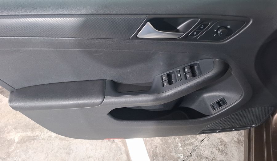 Volkswagen Jetta 2.5 SPORT BASE TIPTRONIC Sedan 2014