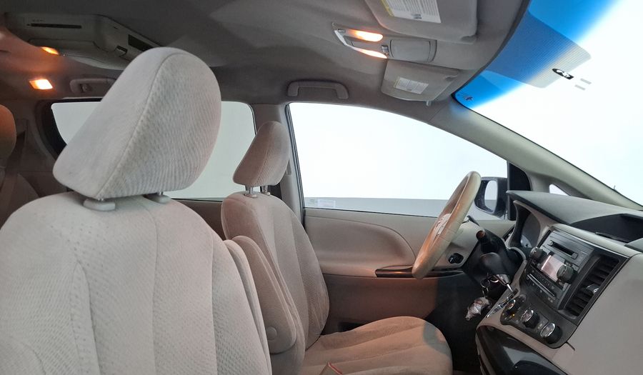 Toyota Sienna 3.5 LE AT Minivan 2013