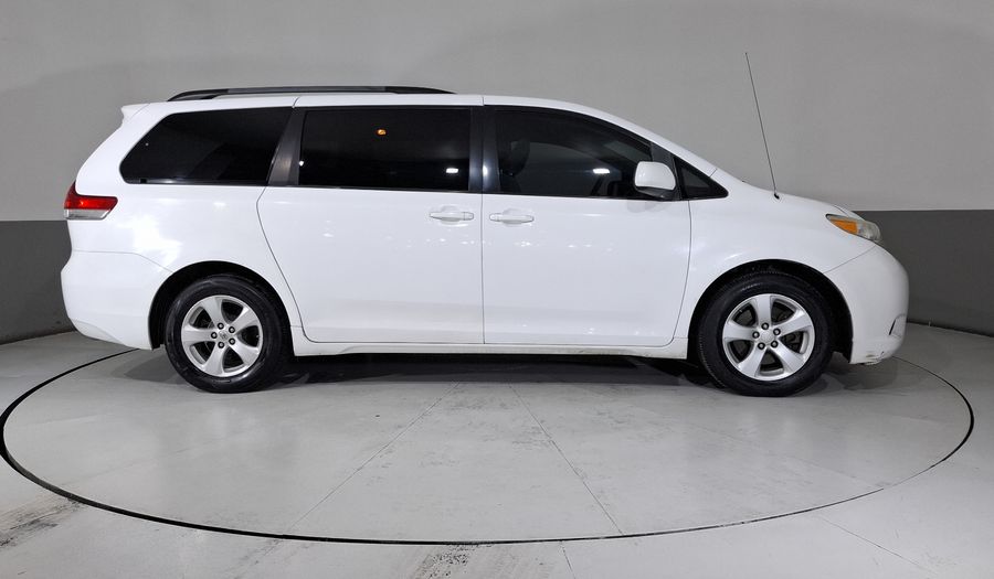 Toyota Sienna 3.5 LE AT Minivan 2013