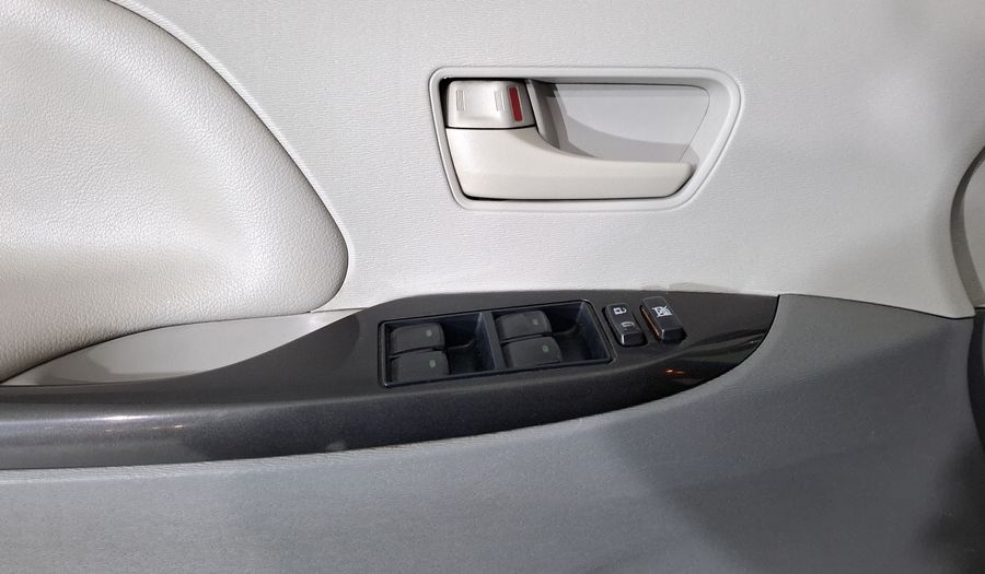 Toyota Sienna 3.5 LE AT Minivan 2013