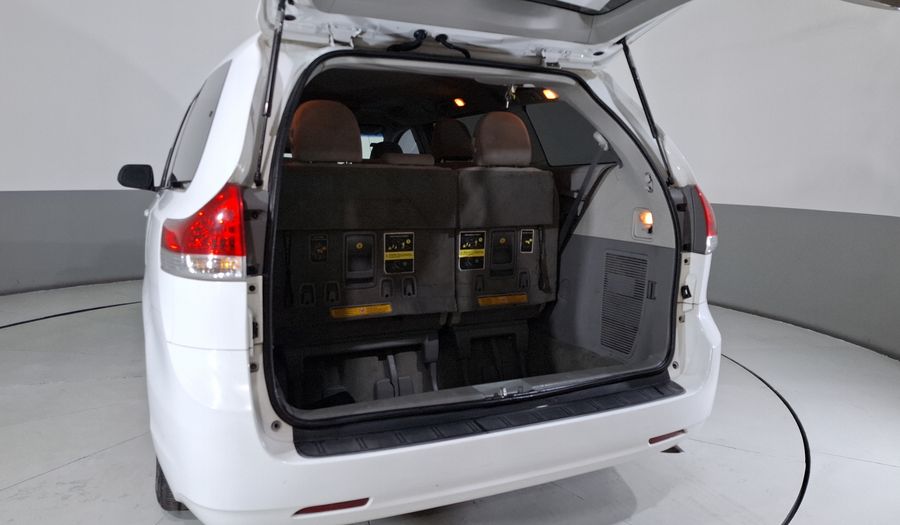 Toyota Sienna 3.5 LE AT Minivan 2013